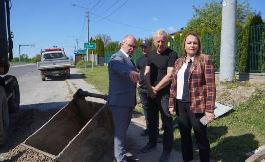 Już na dniach zakończy się remont cząstkowy skrzyżowania na drodze powiatowej w Łącznej – władze powiatu wizytowały teren robót