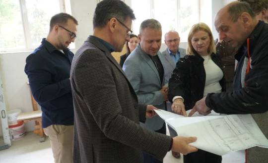 Powiat Skarżyski przygotowuje się do modernizacji Centrum Kształcenia Zawodowego – spotkanie robocze na terenie inwestycji