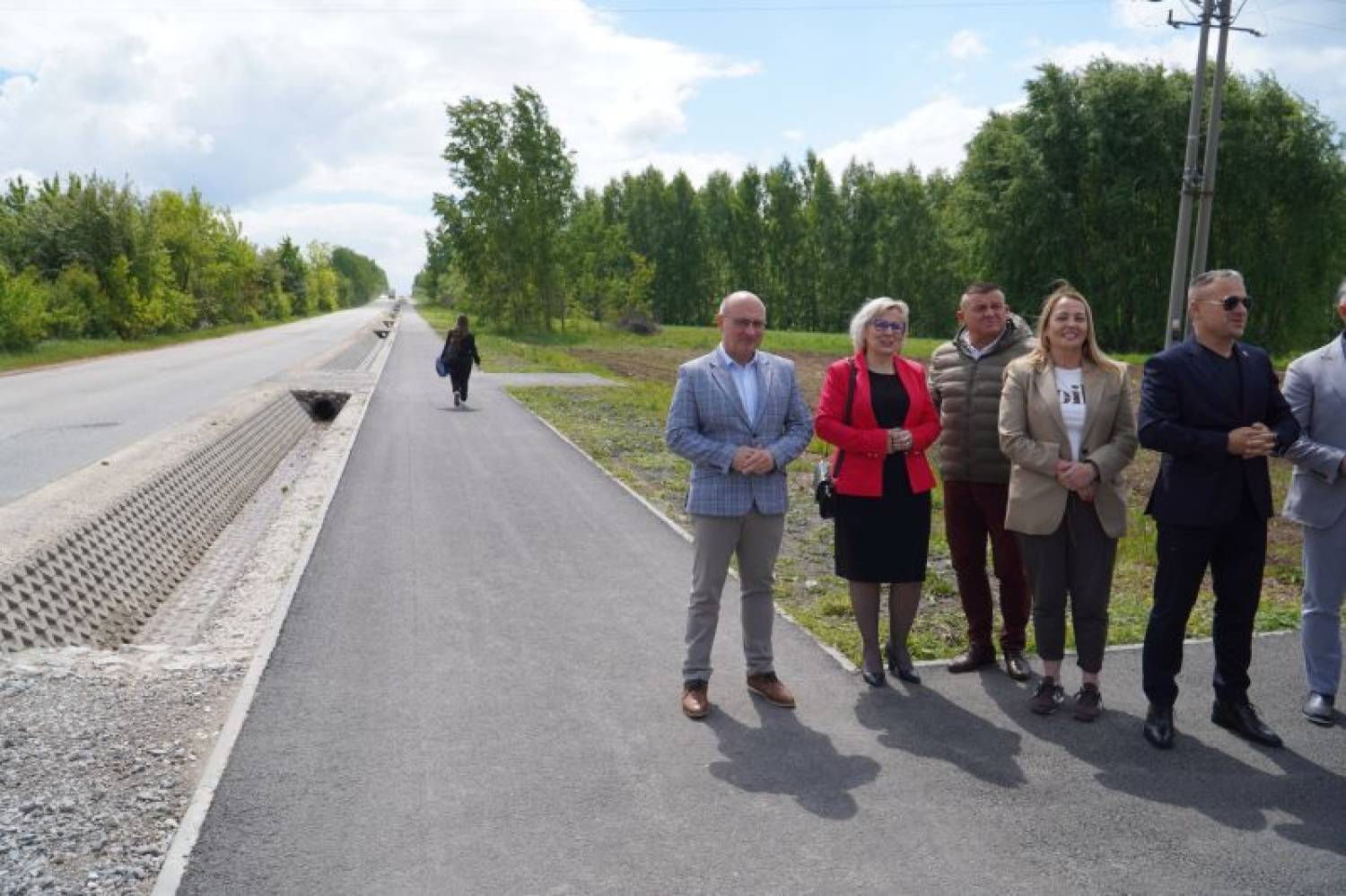 Zakończono budowę ścieżki pieszo-rowerowej przy niebezpiecznej drodze powiatowej - większe bezpieczeństwo i komfort dla mieszkańców gminy Łączna 