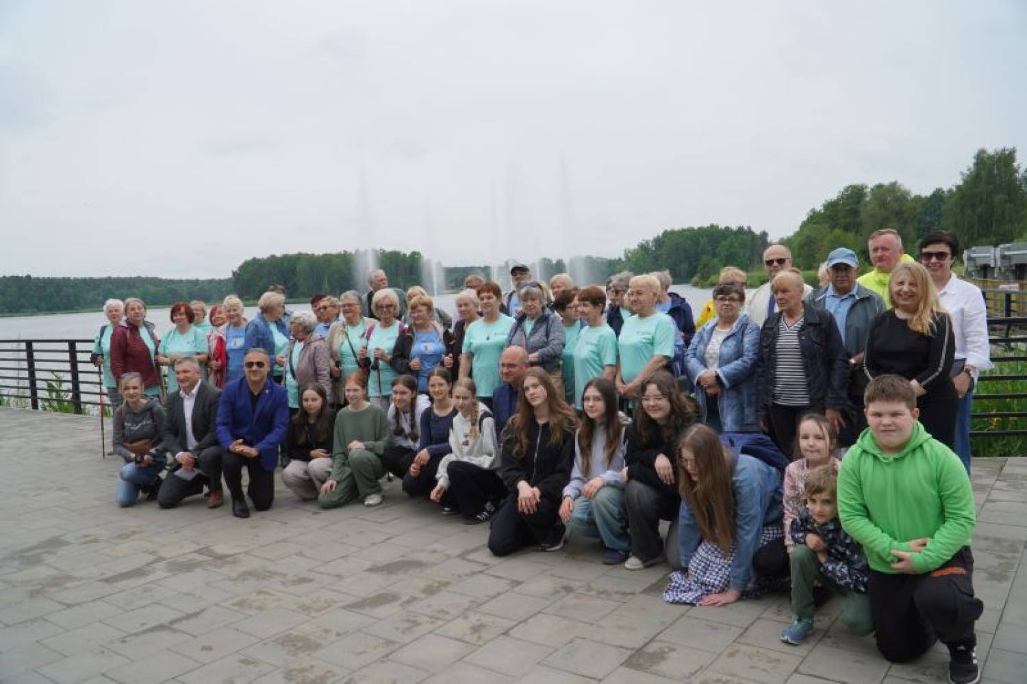 Spacer pokoleniowy nordik walking wokół zalewu w Suchedniowie – międzypokoleniowa integracja przy wsparciu samorządu powiatu skarżyskiego 