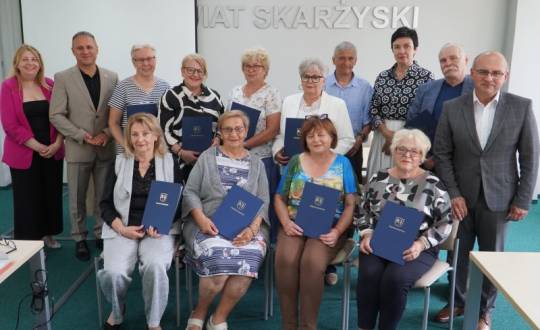 Rada Seniorów Powiatu Skarżyskiego rozpoczęła działalność – członkowie odebrali akty powołania oraz wybrali prezydium Rady