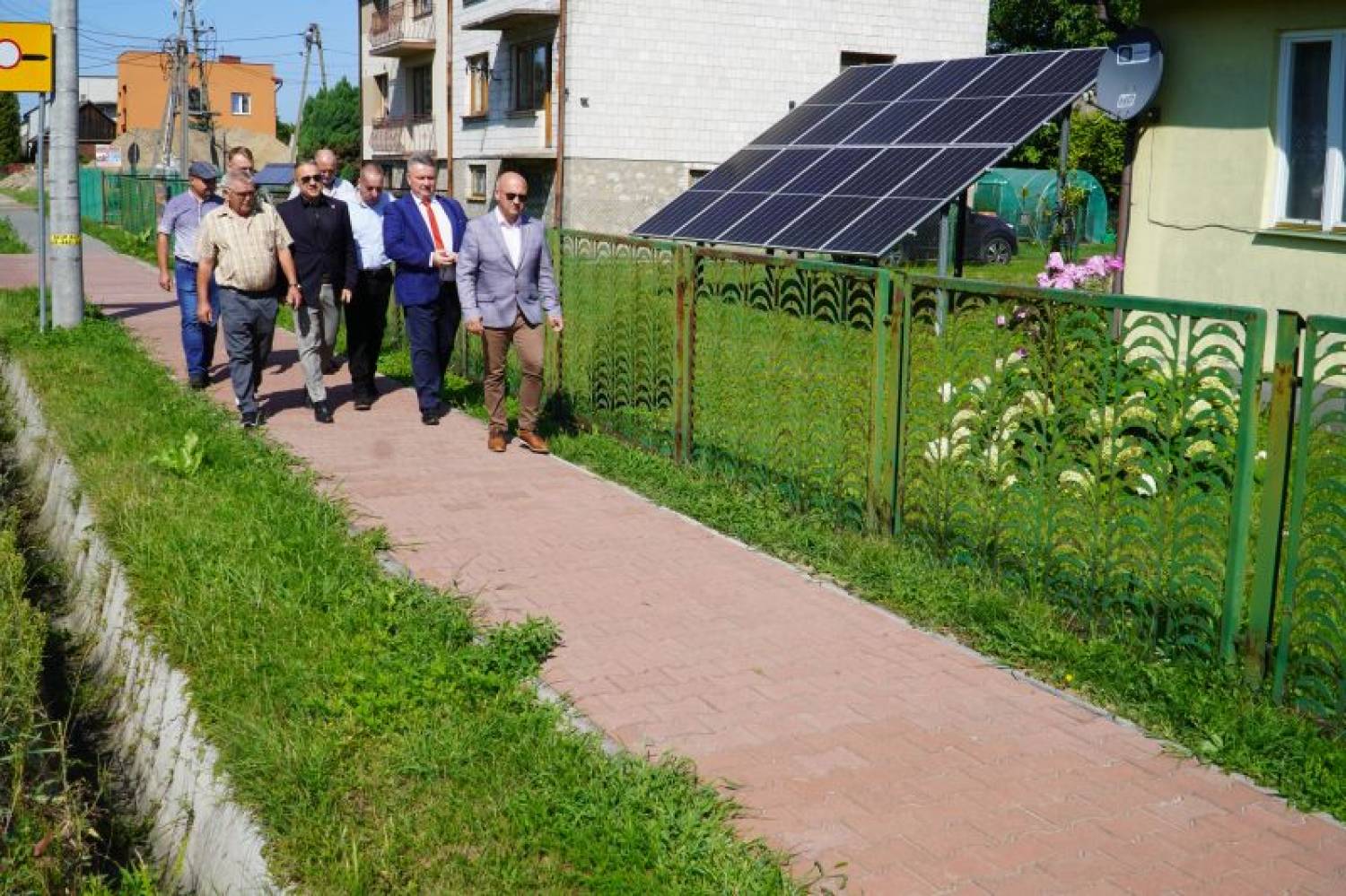 Chodnik przy drodze powiatowej w Grzybowej Górze już po remoncie