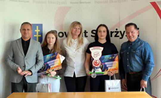 Zuzanna Wiśniewska i Wiktoria Aleksandrowicz z wizytą u Starosty 