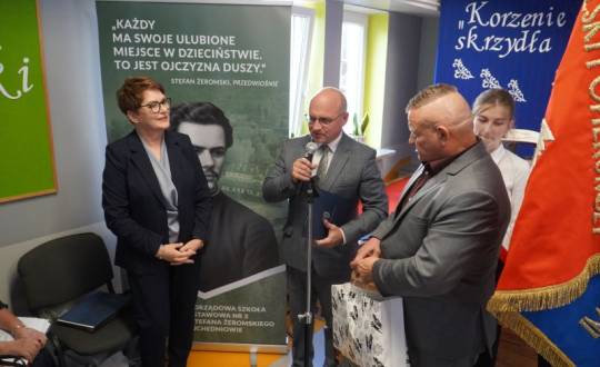 70-lecie Samorządowej Szkoły Podstawowej nr 3 im. Stefana Żeromskiego w Suchedniowie. Gratulacje od władz powiatu