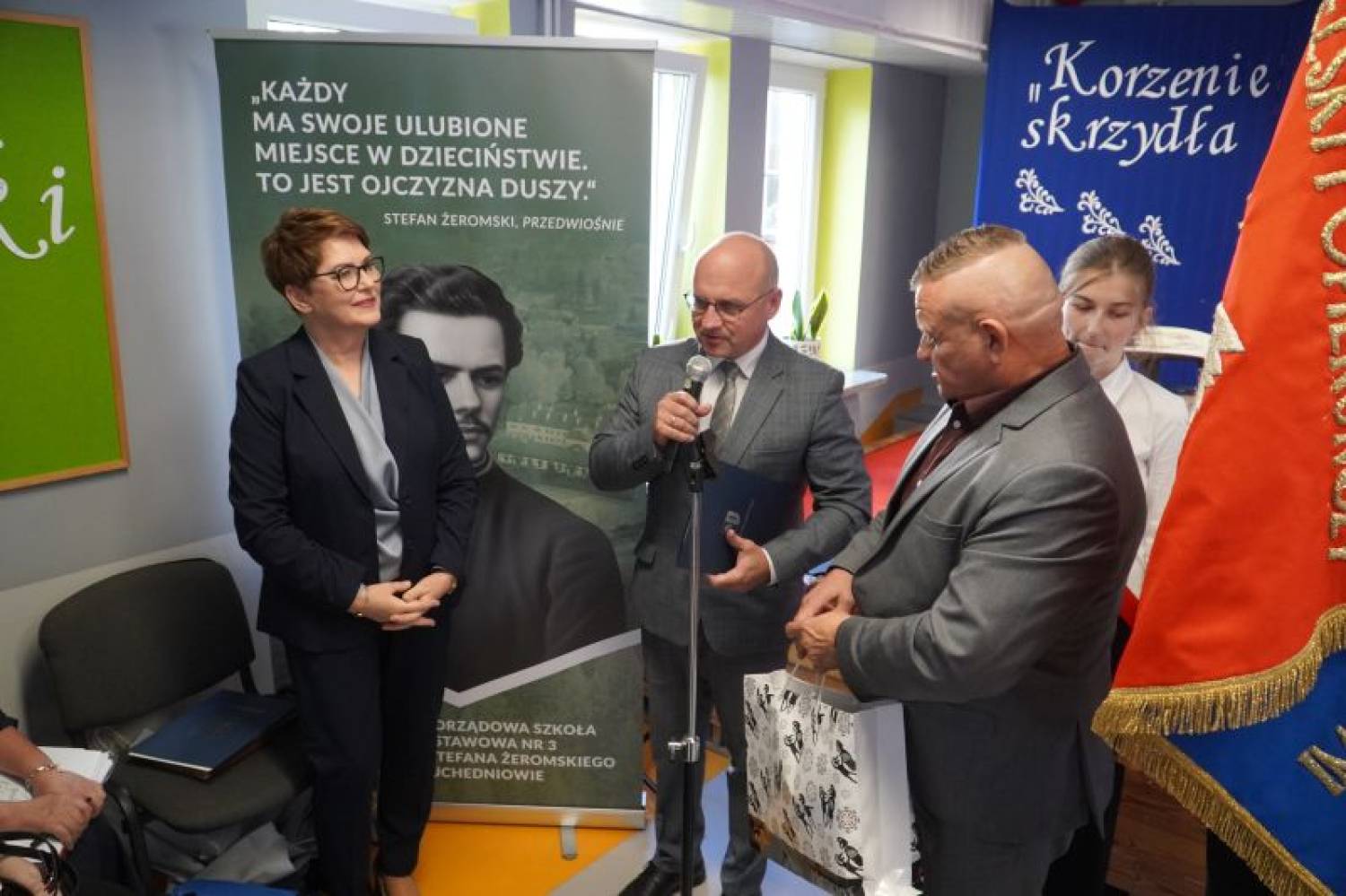 70-lecie Samorządowej Szkoły Podstawowej nr 3 im. Stefana Żeromskiego w Suchedniowie. Gratulacje od władz powiatu