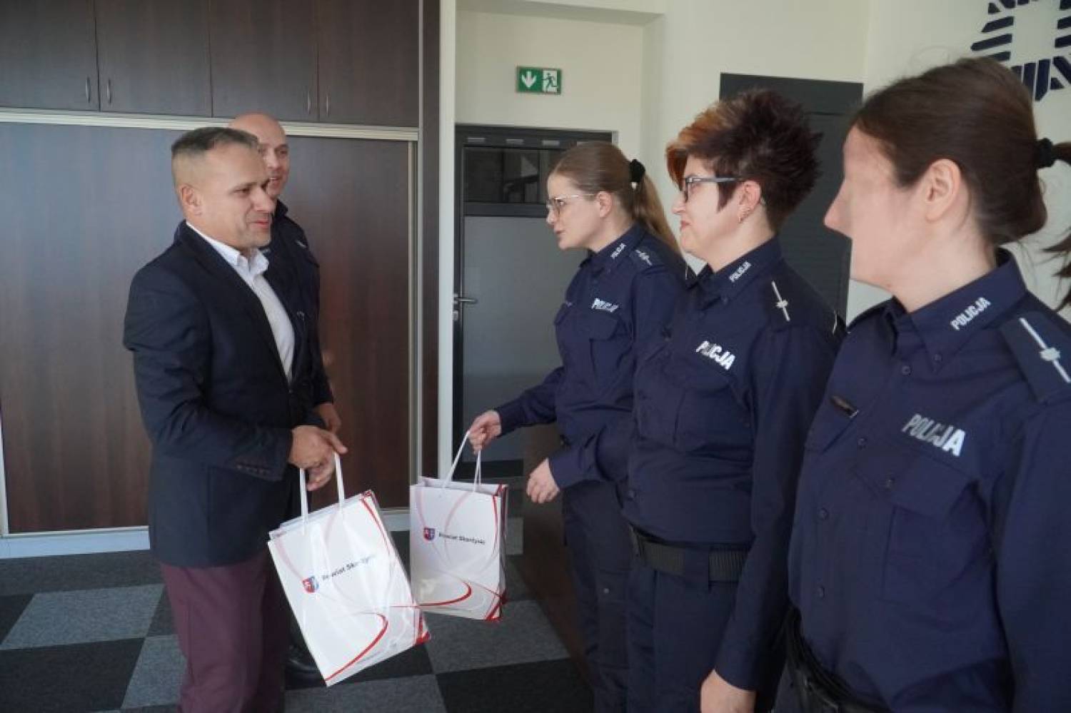 Wzorowa służba doceniona – trzy skarżyskie policjantki uhonorowane z okazji jubileuszu kobiet w Policji