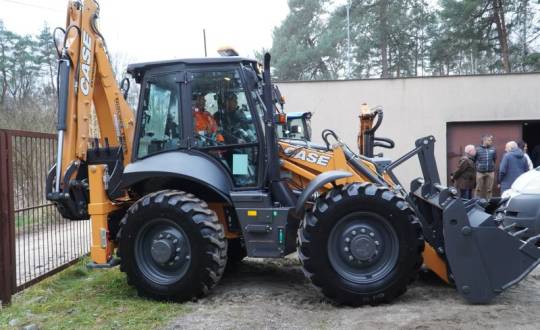 Powiat Skarżyski inwestuje w bezpieczeństwo mieszkańców. Nowa koparko-ładowarka jest już na stanie służb drogowych