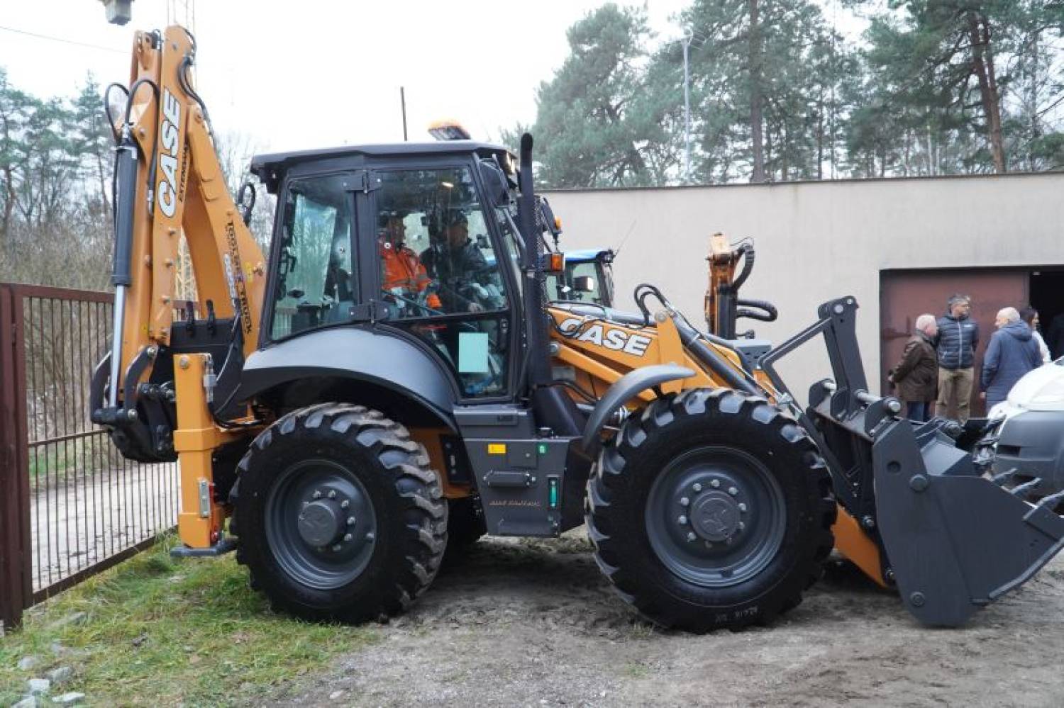 Powiat Skarżyski inwestuje w bezpieczeństwo mieszkańców. Nowa koparko-ładowarka jest już na stanie służb drogowych