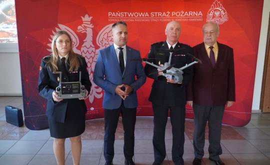Inwestycja w bezpieczeństwo mieszkańców - Powiat Skarżyski przekazał straży pożarnej drona z termowizją