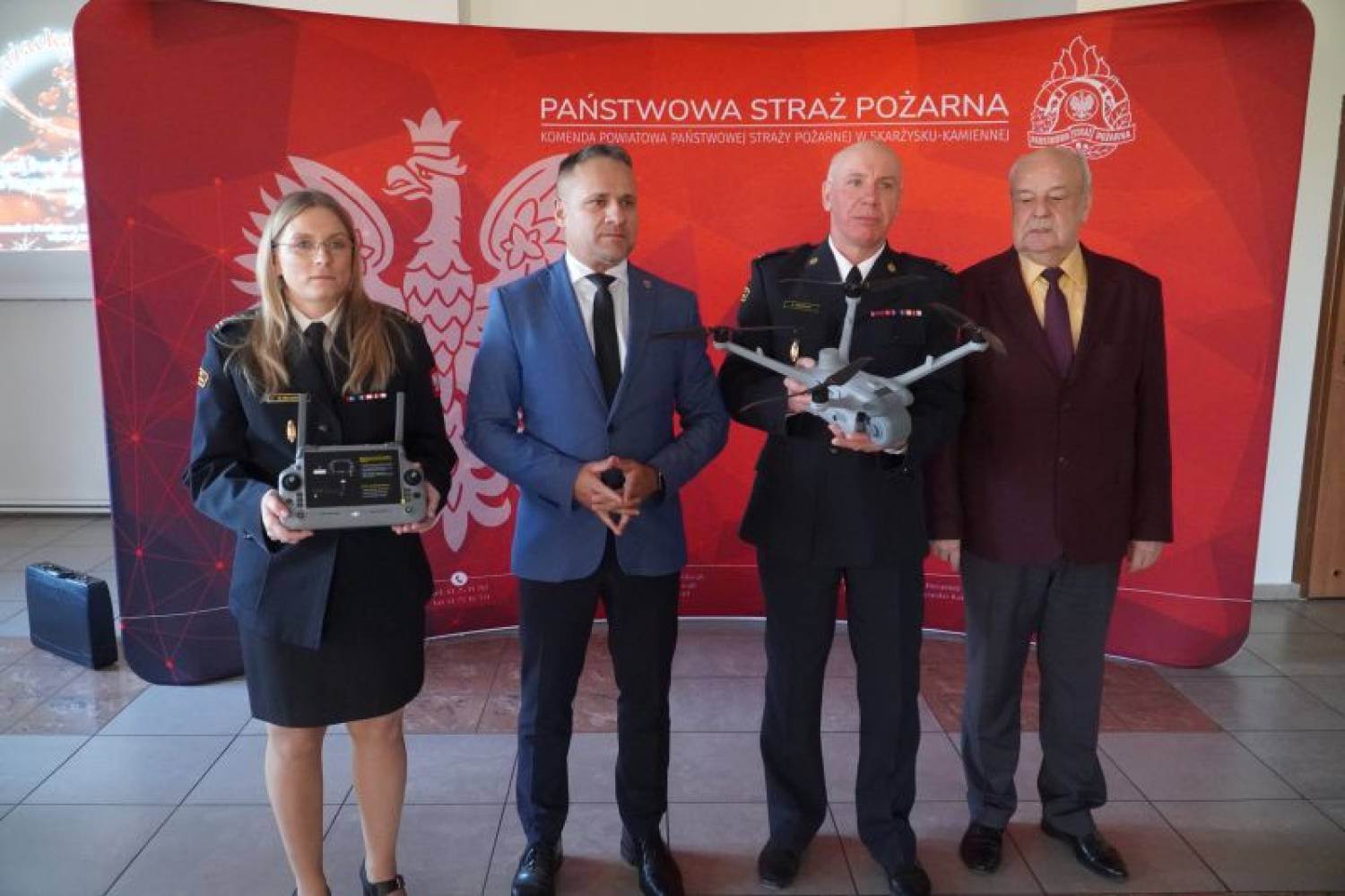 Inwestycja w bezpieczeństwo mieszkańców - Powiat Skarżyski przekazał straży pożarnej drona z termowizją