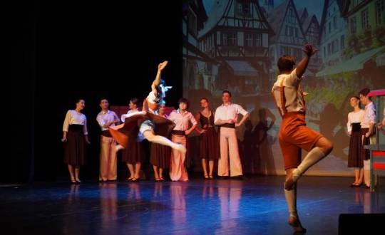 Ponad 4 tysiące uczniów, 10 spektakli i jedna idea – edukacja przez kulturę.  Powiat Skarżyski zakończył projekt „Wyjście z klasą”