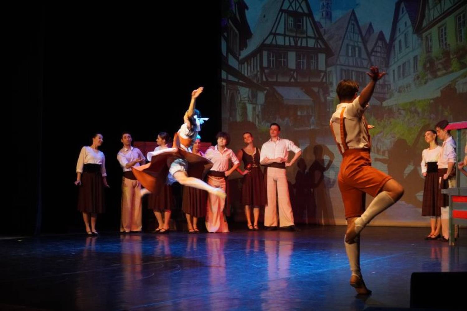 Ponad 4 tysiące uczniów, 10 spektakli i jedna idea – edukacja przez kulturę.  Powiat Skarżyski zakończył projekt „Wyjście z klasą”