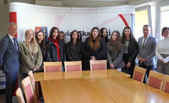 Dzień Przedsiębiorczości w praktyce - uczennice „Ekonomika” poznawały pracę Starostwa Powiatowego w Skarżysku 