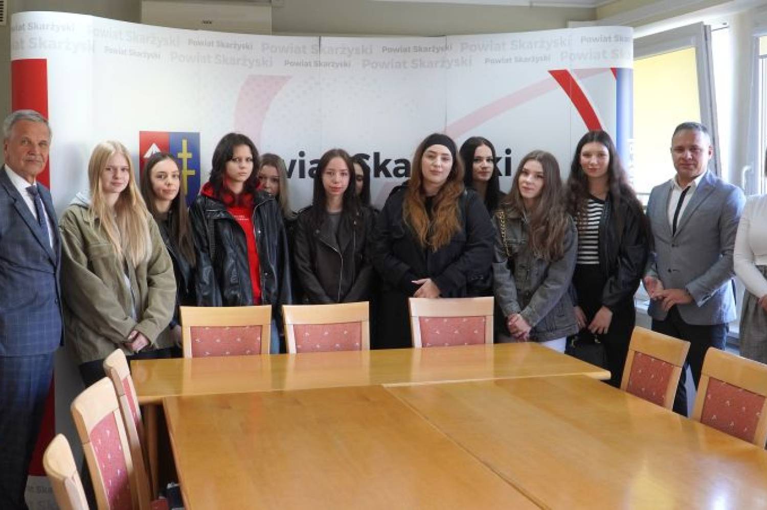 Dzień Przedsiębiorczości w praktyce - uczennice „Ekonomika” poznawały pracę Starostwa Powiatowego w Skarżysku 