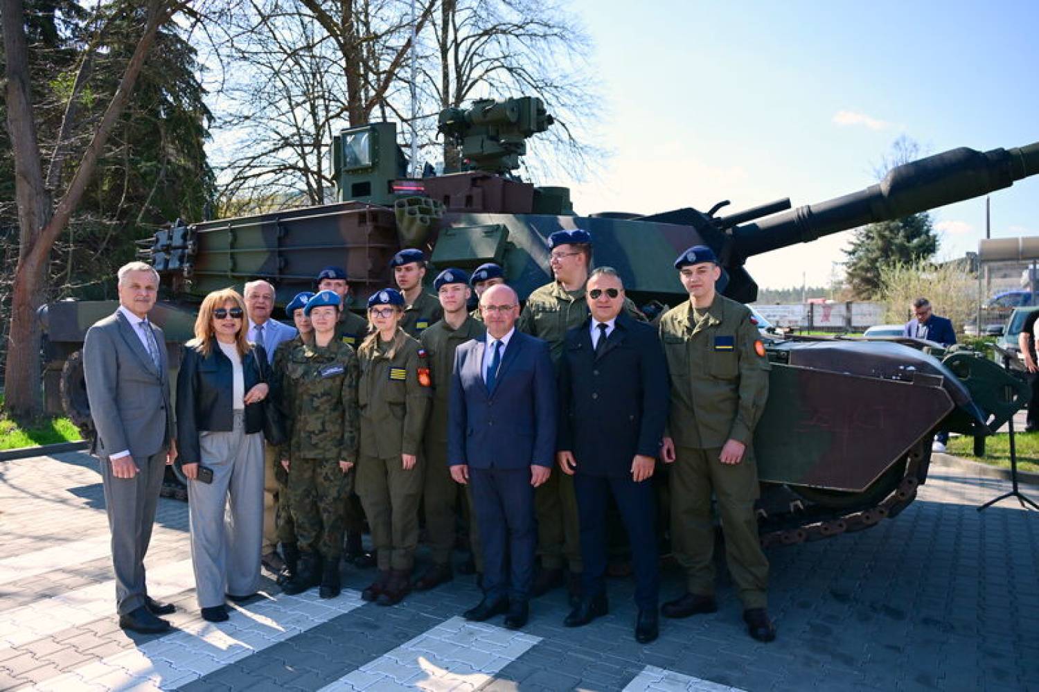 Wojskowe Targi Służby i Pracy w Skarżysku-Kamiennej: Nowoczesność i Przygotowanie do Służby