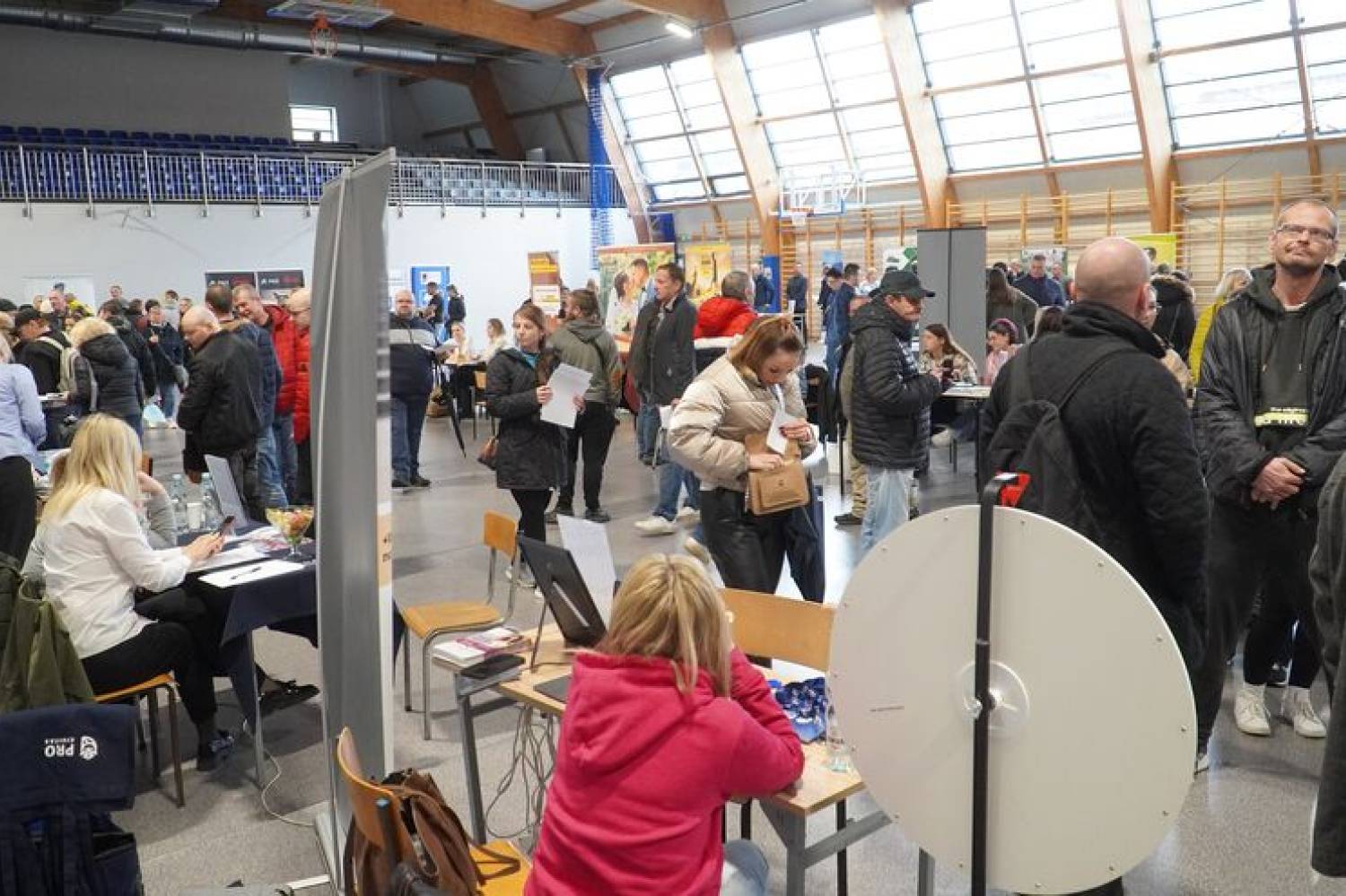 Powiatowe Targi Pracy w Skarżysku-Kamiennej przyciągnęły wielu zainteresowanych