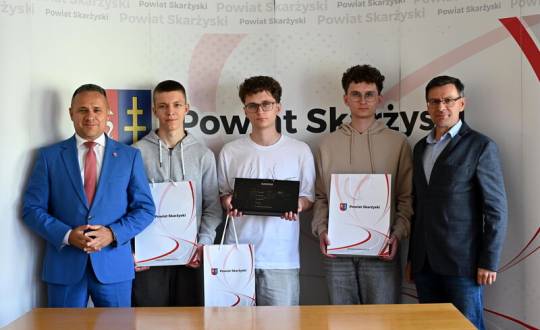 Młodzi Zdolni: Inspirująca wizyta u Starosty uczniów zwycięskiej drużyny „Radium: Dziedzictwo Skłodowskiej-Curie” z ZST im. Armii Krajowej w Skarżysku-Kamiennej