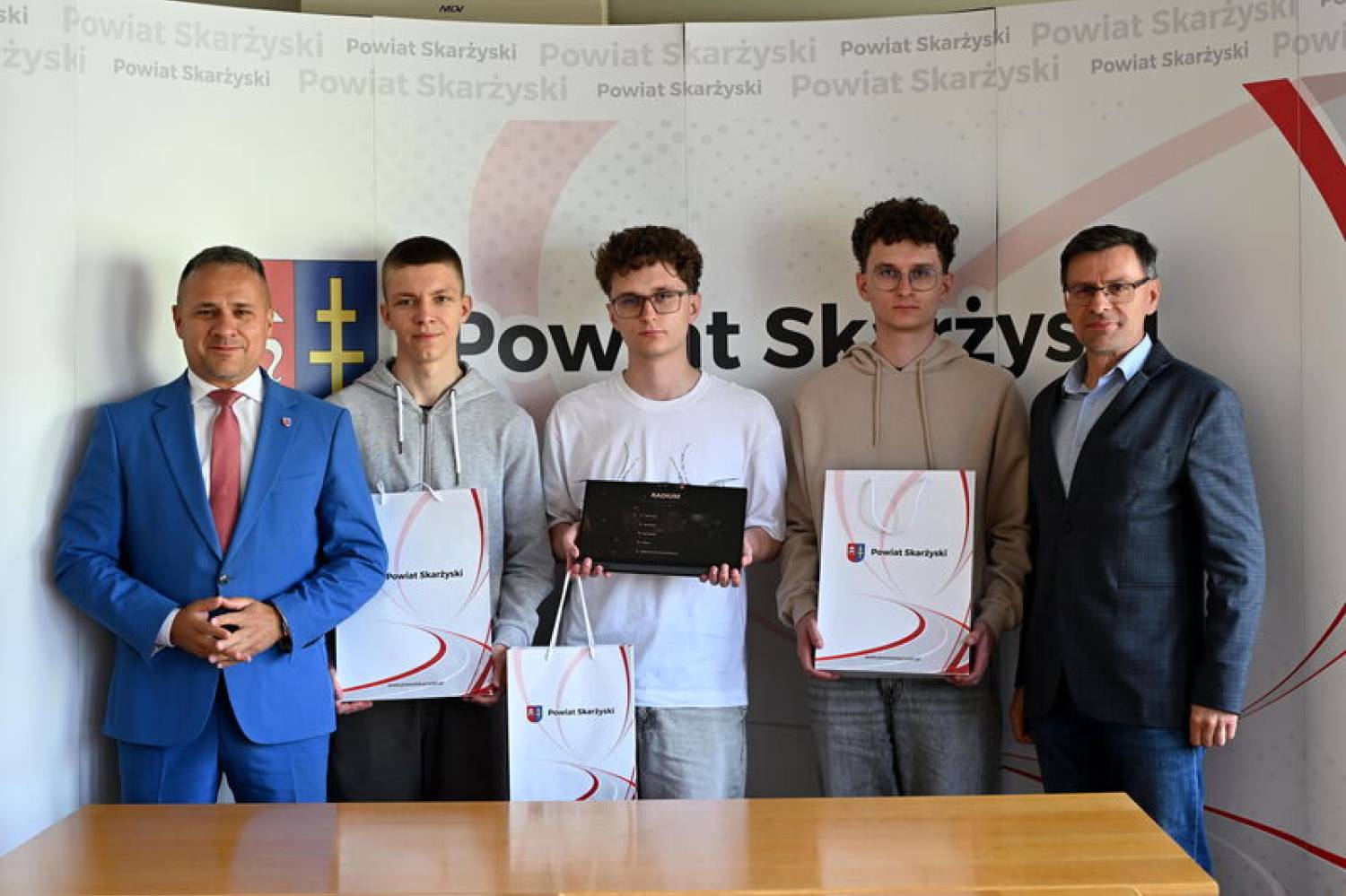 Młodzi Zdolni: Inspirująca wizyta u Starosty uczniów zwycięskiej drużyny „Radium: Dziedzictwo Skłodowskiej-Curie” z ZST im. Armii Krajowej w Skarżysku-Kamiennej