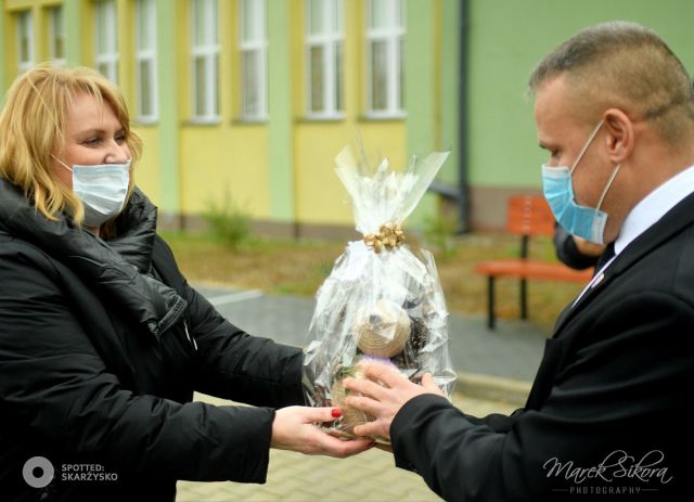 dyrektor DPS przekazuje staroście skarżyskiemu upominek od mieszkańców Centrum Seniora