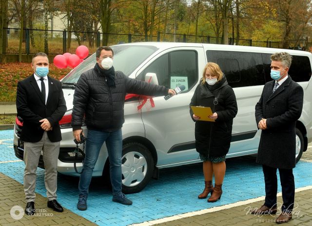 dyrektor DPS przemawia w trakcie uroczystego przekazania samochodu 