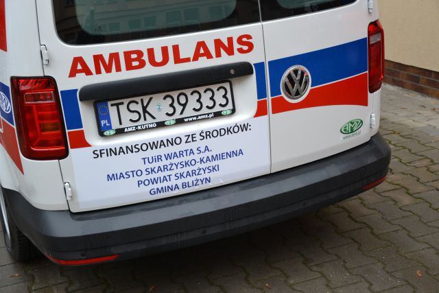 oznakowanie ambulansu z wymienieniem fundatorów