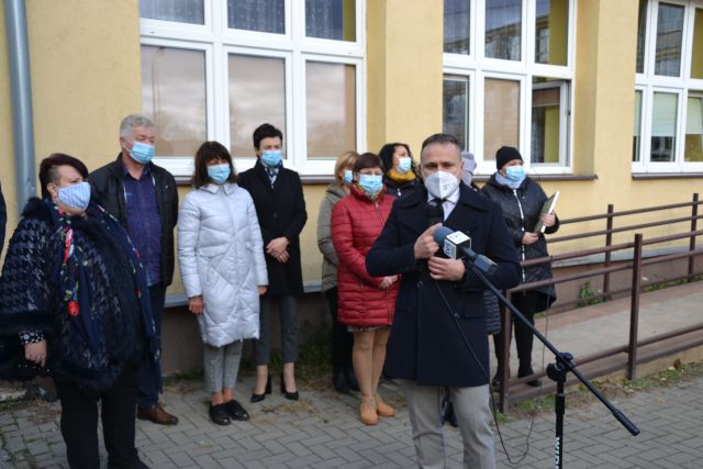 wystąpienie starosty skarżyskiego podczas przekazania samochodu