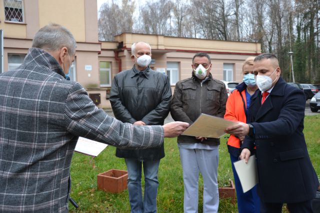 dyrektor szpitala składa podziękowania staroście za wsparcie 