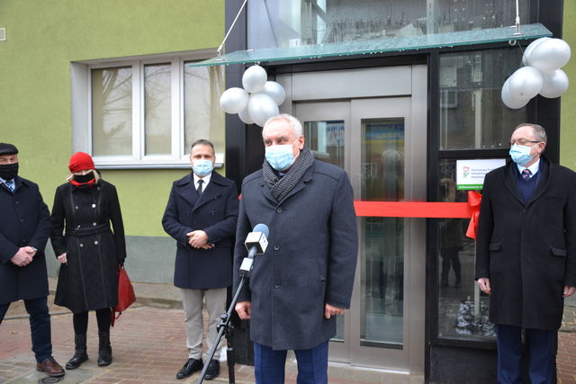 uroczyste otwarcie windy przy budynku starostwa 