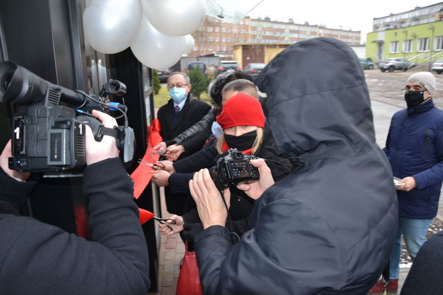 symboliczne przecięcie wstęgi przy windzie