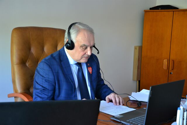przewodniczący rady powiatu prowadzi sesję