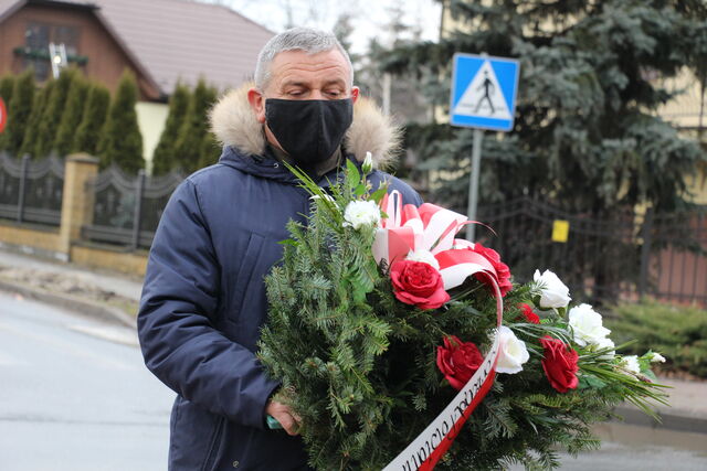 Tadeusz Bałchanowski składa wiązankę kwiatów w imieniu władz powiatu