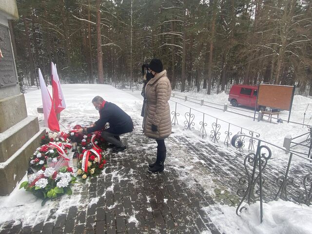 władze powiatu składają wiązankę kwiatów