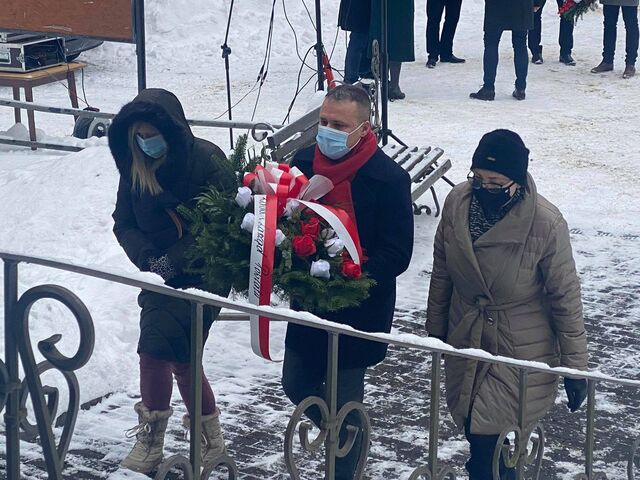 władze powiatu składają wiązankę kwiatów