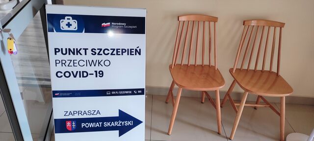 tablica stojąca z napisem punkt szczepień