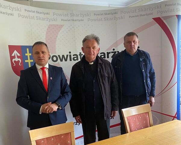 Na zdjęciu od lewej Starosta Skarżyski Artur Berus, ks. Roman Twaróg i radny Gminy Łączna Mirosław Nyga. 