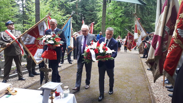 Przewodniczący Rady Powiatu Jacek Jeżyk oraz Starosta Skarżyski Artur Berus składają wiązankę na Cmentarzu Partyzanckim.