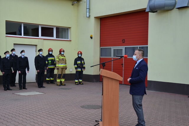 starosta składa życzenia i gratulacje strażakom