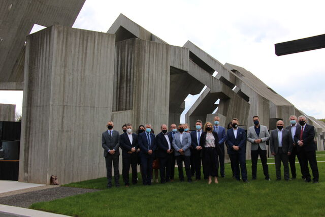 wspólna fotografia zaproszonych samorządowców przed muzeum