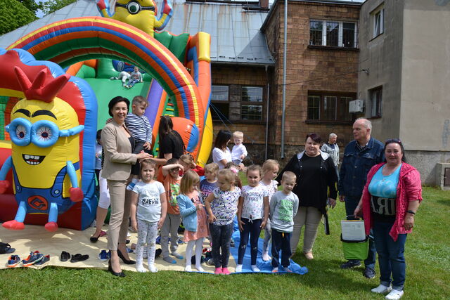 wspólna fotografia samorządowców grona pedagogicznego i przedszkolaków 