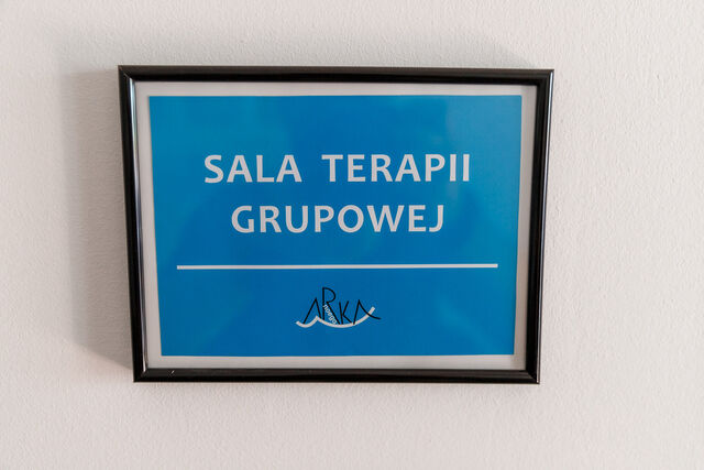 tabliczka z napisem sala terapii grupowej 