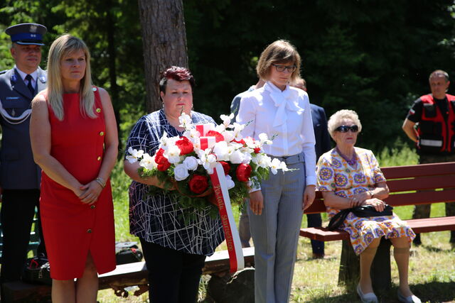 Wiązankę składają Katarzyna Bilska, Anna Leżańska i Małgorzata Nosowicz. 