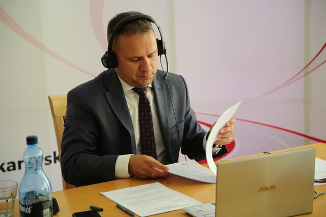 starosta Artur Berus podczas sesji absolutoryjnej