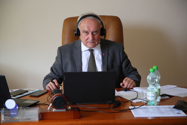 przewodniczący rady Jacek Jeżyk prowadzi sesję 