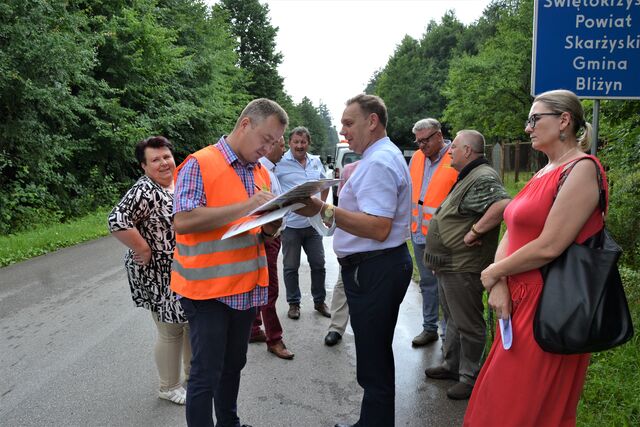 podpisanie protokołu przekazania placu budowy drogi