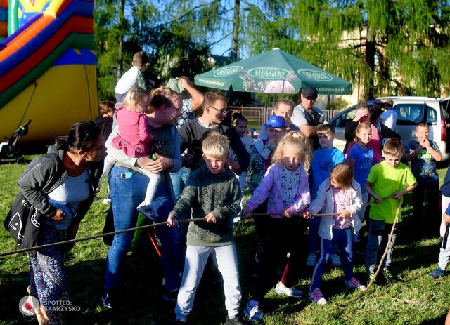 zabawa w przeciąganie liny 