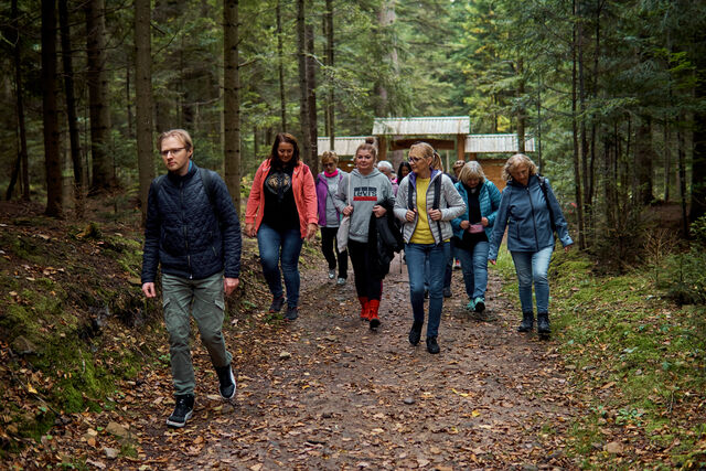 uczestnicy spaceru wchodzą na terem punktu Oczy Ziemi