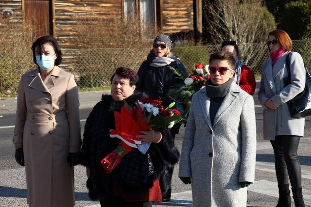 delegacja powiatu składa wiązankę 