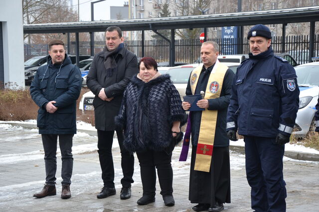 Przekazanie nowych radiowozów na placu KPP w Skarżysku-Kamiennej. 