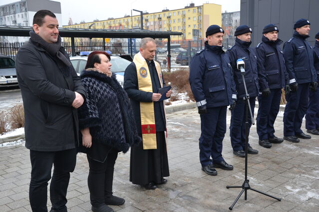 Kapelan skarzyskich policjantów podczas poświęcenia radiowozów. 