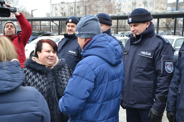 Wicestarosta przekazuje symbolicznie policjantom klucze do radiowozu. 